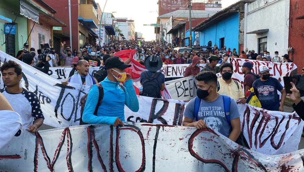 Caravana de migrantes vive la desesperación tras un año varados en el sur de México
