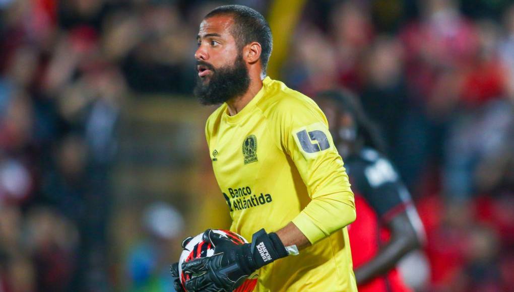 Edrick Menjívar es inamovible en el 11 titular de Pedro Troglio.