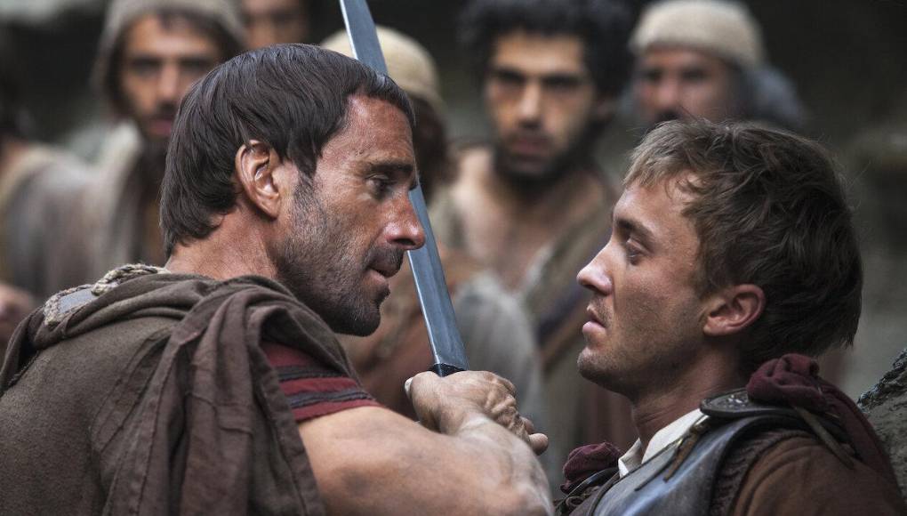 <b>“LA RESURECCIÓN DE CRISTO”</b>Poncio Pilato (Peter Firth) encarga a Clavius (Joseph Fiennes), un centurión romano, que investigue la desaparición del cuerpo de Jesús y los rumores sobre su resurrección, ya que teme que este hecho pueda provocar revueltas judías que rompan la paz que Roma ha conseguido instaurar en la región. Clavius comenzará a indagar, como si de un detective de la antigüedad se tratara, en busca del cuerpo del predicador nazareno.