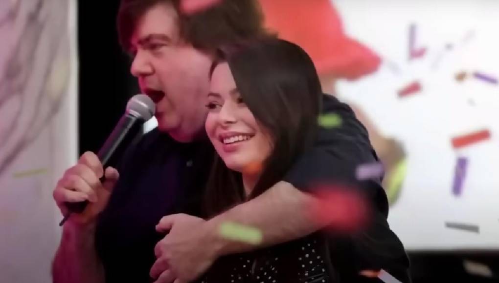 Las revelaciones de Quiet on Set alegan que Schneider dirigía un lugar de trabajo jerárquico y demasiado exigente. Los escritores y editores dicen que Schneider podía accionar como un interruptor. “Dan era volátil y podía cambiar en cualquier momento”, dice la escritora Christy Stratton. “Trabajar para Dan era como estar en una relación abusiva”. La editora Karyn Finley Thompson describió un momento en el que se desplomó por exceso de trabajo y la llevaron de urgencia al hospital: “Podía escuchar a alguien decir: ‘¿Cómo se va a terminar el programa?’” En el documental también expone los casos de dos empleados del programa All That , un actor y hasta el entrenador de diálogo, Brian Peck, y el asistente de producción Jason Handy, que fueron condenados por abuso sexual infantil ese mismo año.