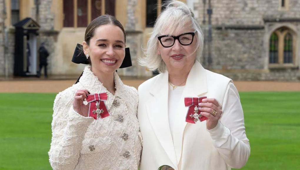 “De Westeros a Windsor, un verdadero placer presentar a Emilia Clarke y su madre Jennifer con sus honores hoy por su trabajo de caridad con SameYou apoyando el cuidado de recuperación de lesiones cerebrales”, escribió el equipo del heredero al trono británico en Instagram.