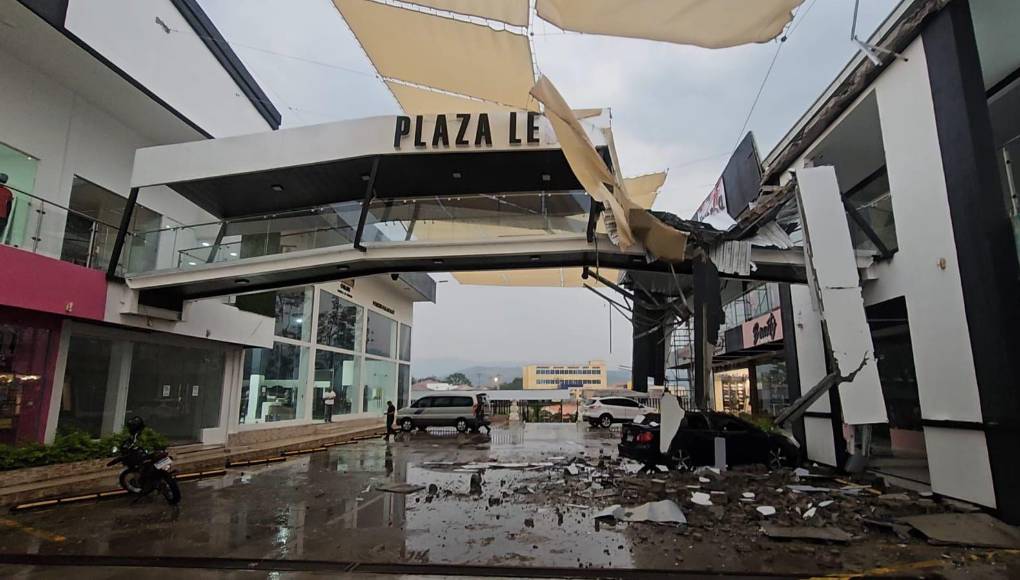 Afortunadamente, los propietarios del vehículo estaban resguardados dentro de uno de los locales de la plaza en el momento del incidente, por lo que no se reportaron pérdidas de vidas humanas ni personas lesionadas.