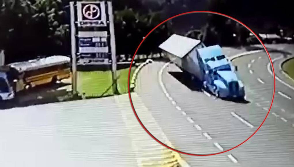 Tráiler vuelca e impacta en una gasolinera, el conductor falleció (VIDEO) 