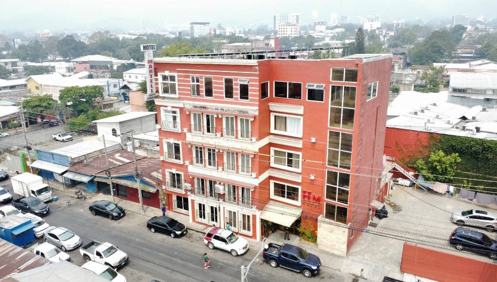 Las autoridades han detectado actos de adquisición, inversión, trasformación, administración y transferencia de activos que no tienen justificación económica de su procedencia y que han sido destinados a bienes raíces y construcción de edificios, pertenecientes a las familias en mención.