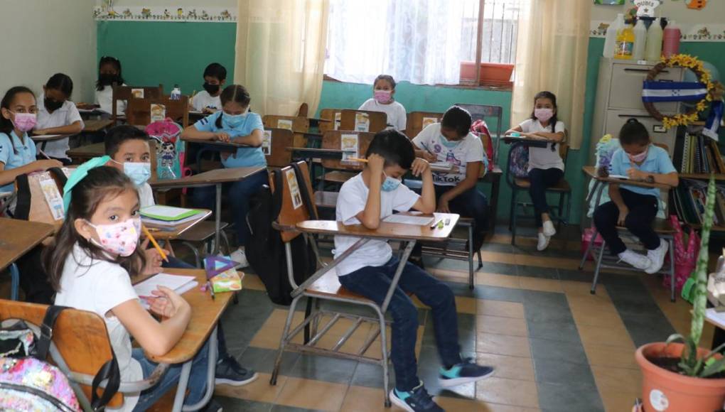 Docentes y alumnos regresan a clases en Copán con manuales elaborados por cada centro educativo