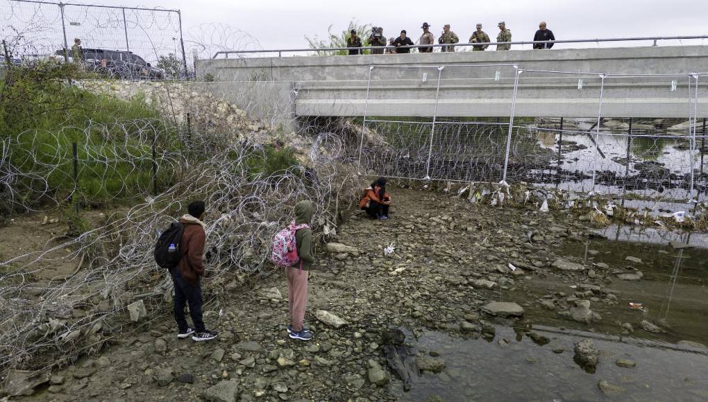 “Yo tengo un mes y medio de andar viajando, he dormido varias veces en el monte, estoy mal comido, deshidratado, hemos tenido la necesidad de seguir trabajando para seguir avanzando”, dijo Alfredo Maquín, guatemalteco que llegó a la frontera tras mes y medio de travesía.