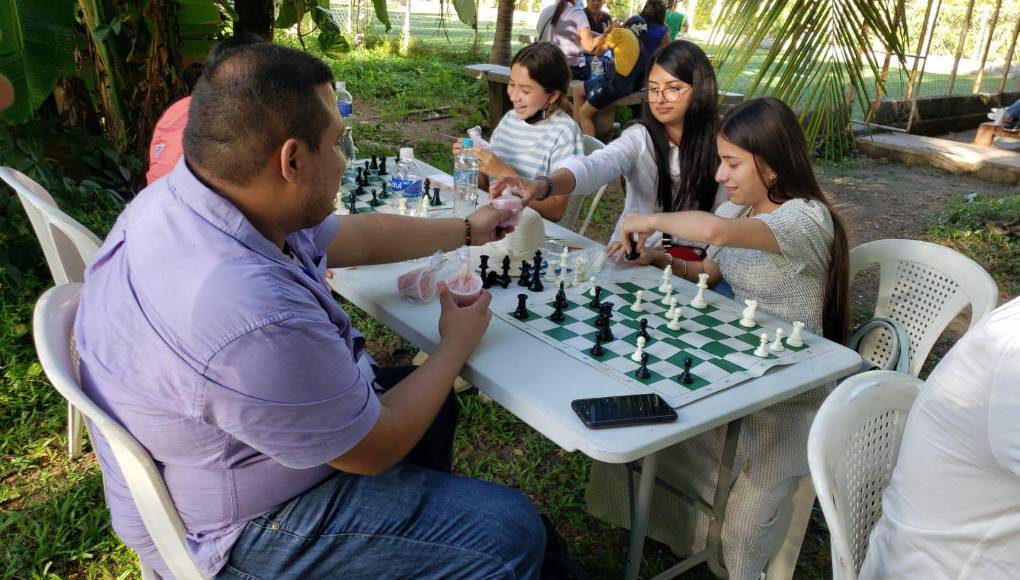 <b>Dulce María considera que muchos niños que no son buenos en sí, resolviendo operaciones comunes, son buenos con los ejercicios de las olimpiadas porque usan el razonamiento. “Las olimpiadas despiertan algo bien bonito en uno, los ejercicios se vuelven como adrenalina, y nos encanta resolver”, afirmó Dulce María.</b>