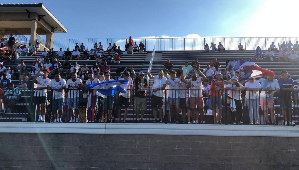 La banderas de Honduras y del equipo más ganador del país flameaban por todo el estadio.