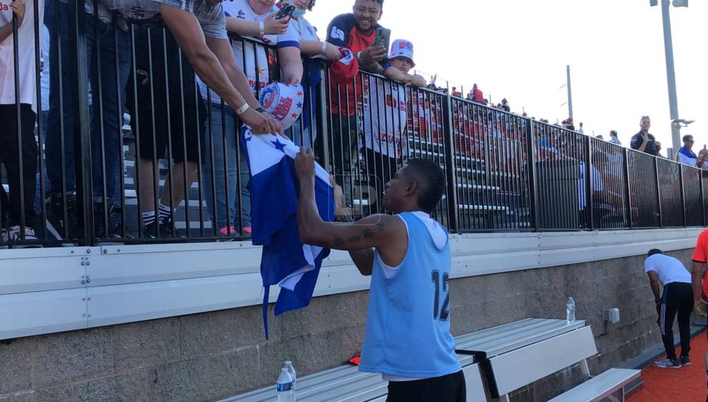 Costly es la estrella del evento, los catrachos querían llevarse un recuerdo del ‘Cocherito’