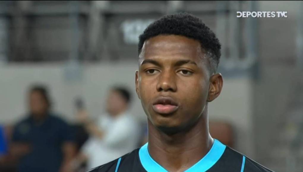 Asimismo, el joven defensor Julián Martínez, jugador del Olimpia, tuvo su primera titularidad con la Selección Mayor a sus 20 años. Era el principiante en la H, con la que debutó en septiembre pasado.