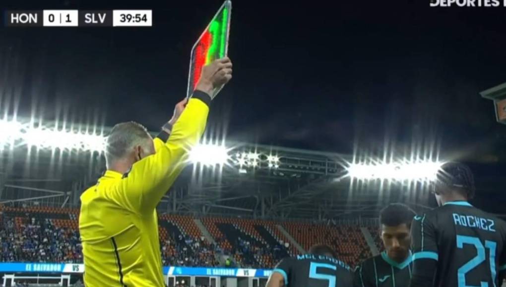 El jugador del Olimpia, que entró en la convocatoria tras la ausencia del lesionado Luis Palma, le dio cambio al delantero Bryan Róchez antes de finalizar los 45 minutos.