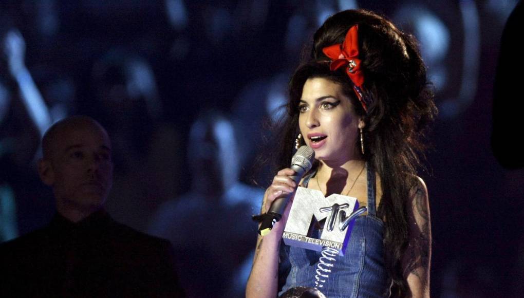 Ser fotografiada por David Lachapelle, actuar con Michael Madsen o con Steve Buscemi, ser buena amiga de Sarah Jessica Parker o Stella McCartney, hacer una colaboración con Missy Elliot y Timbaland, tener una colección de más de 300 pares de zapatos o “tener el pelo de Marilyn” son algunas de sus curiosos anhelos.