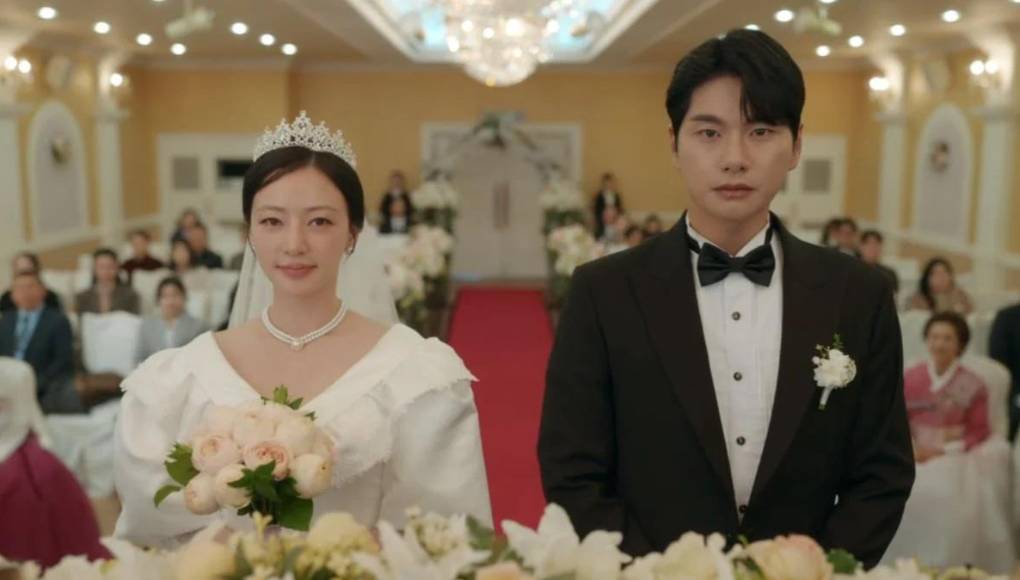 En el primer episodio, Soo-min comienza una aventura con el marido de Ji Won, Park Min Hwan (Lee Yi Kyung), y sorprende a los espectadores sugiriendo que deberían eliminar a la muy enferma Ji Won debido a su cáncer. Como ya sabemos, la singular pareja finalmente se casan, cumpliendo con el destino que cada uno se merecen. Sin embargo, siguen buscando la manera de hacerle la vida imposible a Ji Won....