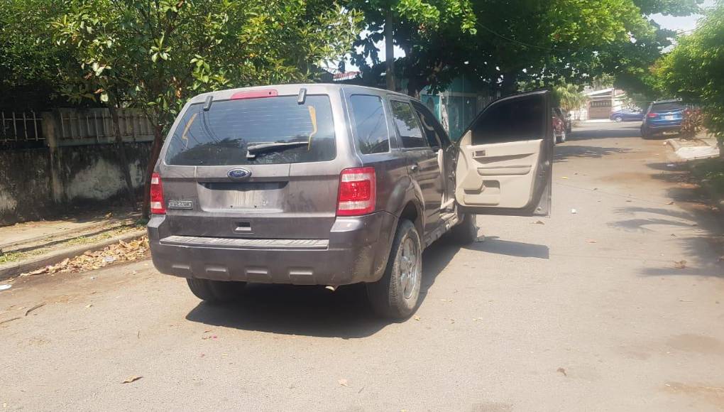 La tercer camioneta sin placa en las que se conducían los asaltantes.