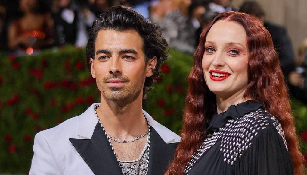 En la entrevista, Turner explicó su prioridad es el bienestar de sus pequeñas, cuya custodia aún negocian de manera amigable con el cantante: “Mi sueño es tener una gran Navidad en la que mis hijas puedan tener allí a su padre, a toda la familia. de Joe, a sus abuelos”, dijo a British Vogue. “No me importa lo político, solo quiero que las niñas se sientan queridas y que todo el mundo esté presente por ellas”.A pesar de las polémicas y tensiones iniciales, ambos han alcanzado un acuerdo de custodia, priorizando siempre el bienestar de sus hijas. 