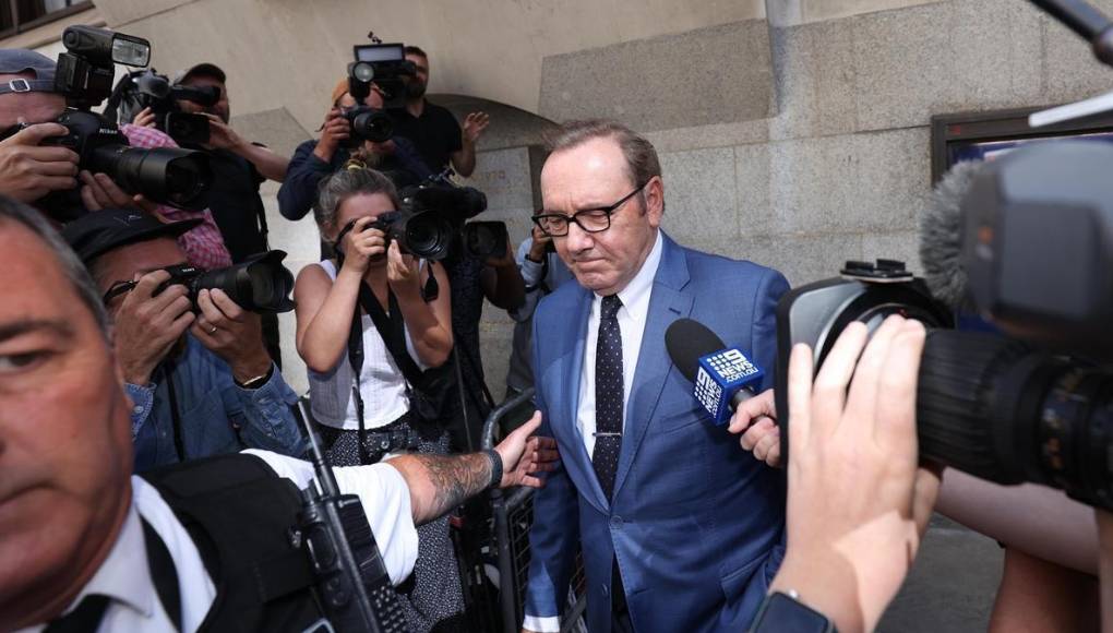 “Nunca le he dicho a alguien que si me hace favores sexuales, le ayudaré en su carrera, nunca. Claramente me he relacionado con algunos hombres que pensaban que podrían avanzar en sus carreras si tenían una relación conmigo. Pero no hubo ninguna conversación conmigo, todo era parte de su plan, un plan que siempre estuvo destinado al fracaso, porque yo no estaba involucrado en el trato”, afirmó.