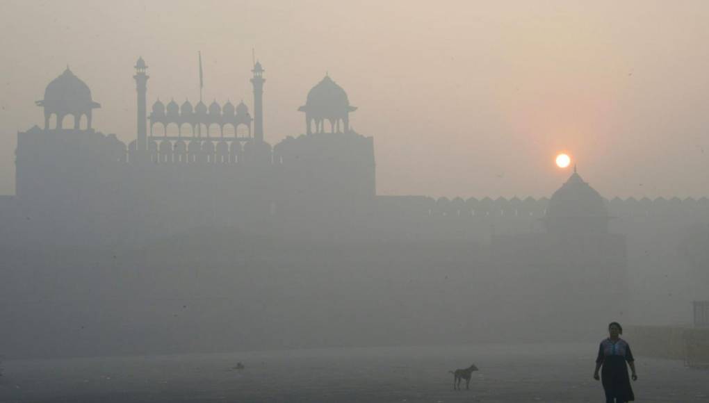 Nueva Delhi, India, también se encuentra entre las ciudades con mayor contaminación en el mundo. Los elevados niveles de polución del aire roban a los habitantes de las grandes ciudades de la región hasta cinco años de vida de media, según algunos estudios, y la OMS calcula que unos dos millones de personas mueren de forma prematura en el Sur de Asia.