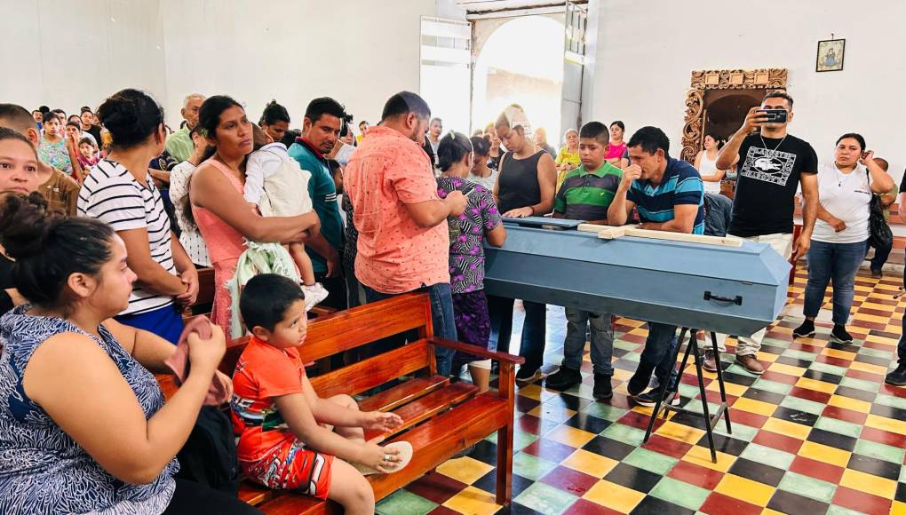 Cerca del velorio de la joven, pero en el cabecera departamental de San Juan de Opoa, familiares participaron en una misa de cuerpo presente de los restos mortales de Enma Fidelina López.