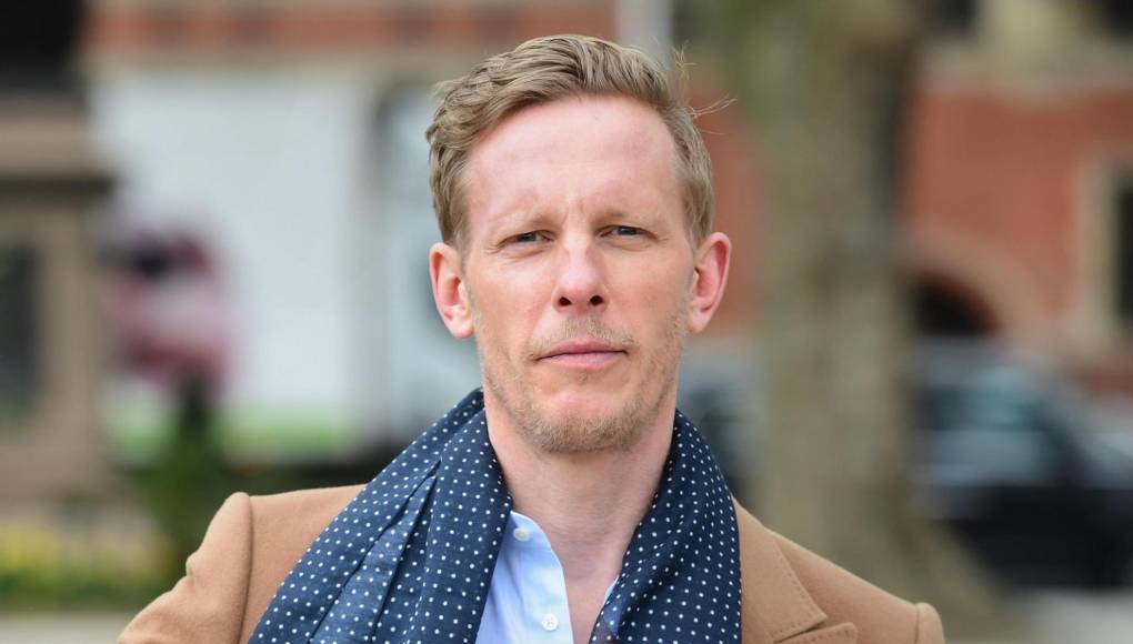 “La evidencia de los demandantes, que acepté, fue que experimentaron la difamación y sus consecuencias como claramente homofóbicas”, dijo la jueza.