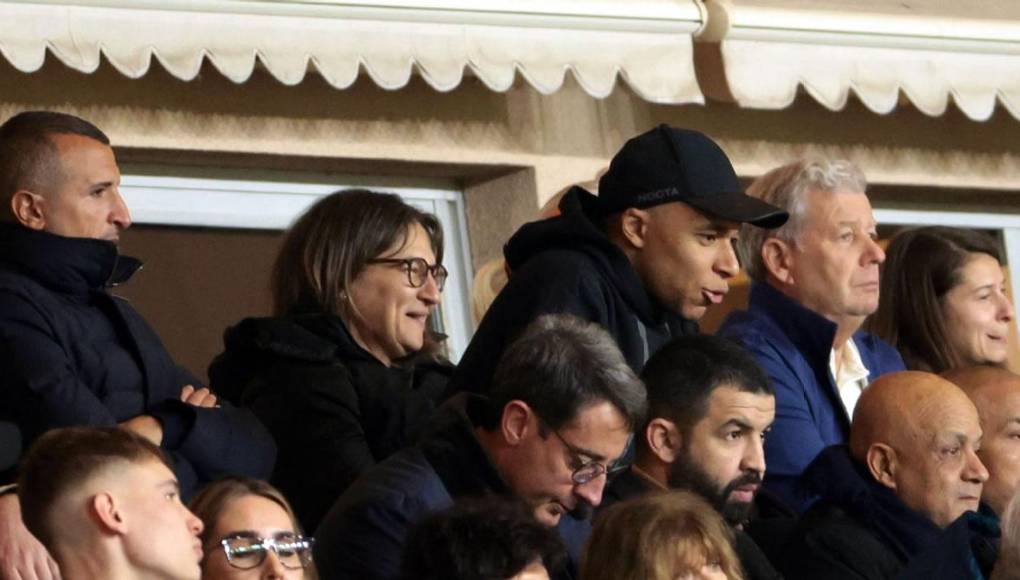 “Es el mejor jugador del mundo, pero ya no podemos excusarlo. Sus selfies, verlo subir a la grada... Su actitud empieza a cansar a todos”, compartió otro indignado hincha. En las redes sociales, algunos usuarios también consideran el comportamiento de Mbappé como “irrespetuoso” y creen que un “capitán no debería hacer eso”.