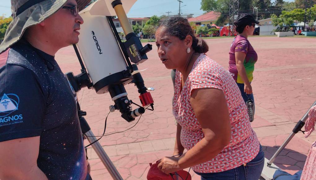 <b>¿Qué es un eclipse solar?</b> Según la<b> Nasa</b>,<b> l</b>os <b>eclipses solares</b> ocurren cuando un objeto en el espacio, como<br />un planeta o una luna, pasa a través de la sombra de otro objeto en el espacio, haciendo que el Sol parezca bloqueado. La Luna pasa entre el Sol y la Tierra, bloqueando todo o parte del Sol para los espectadores.