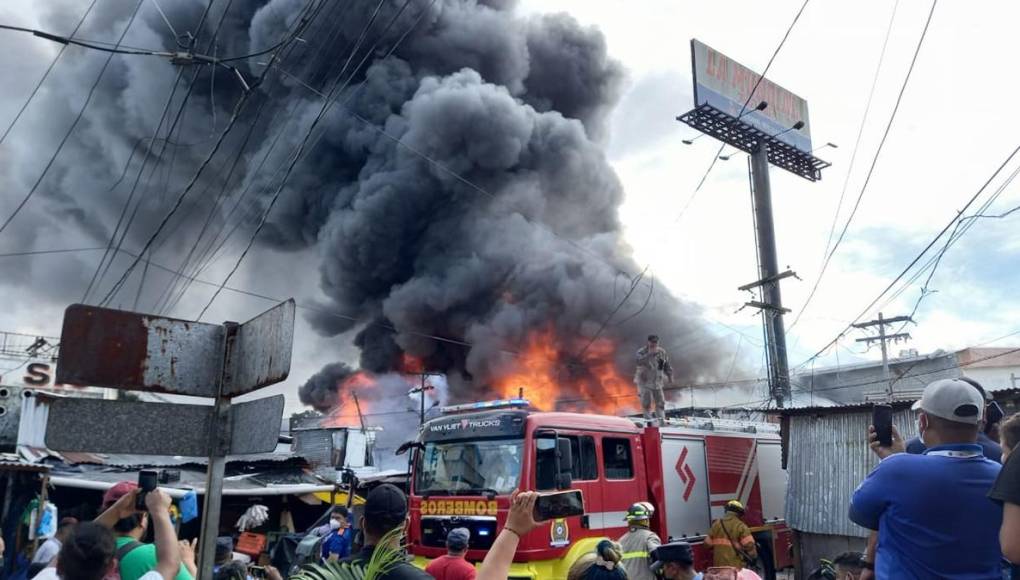 Incendio consume varios negocios en el centro de San Pedro Sula