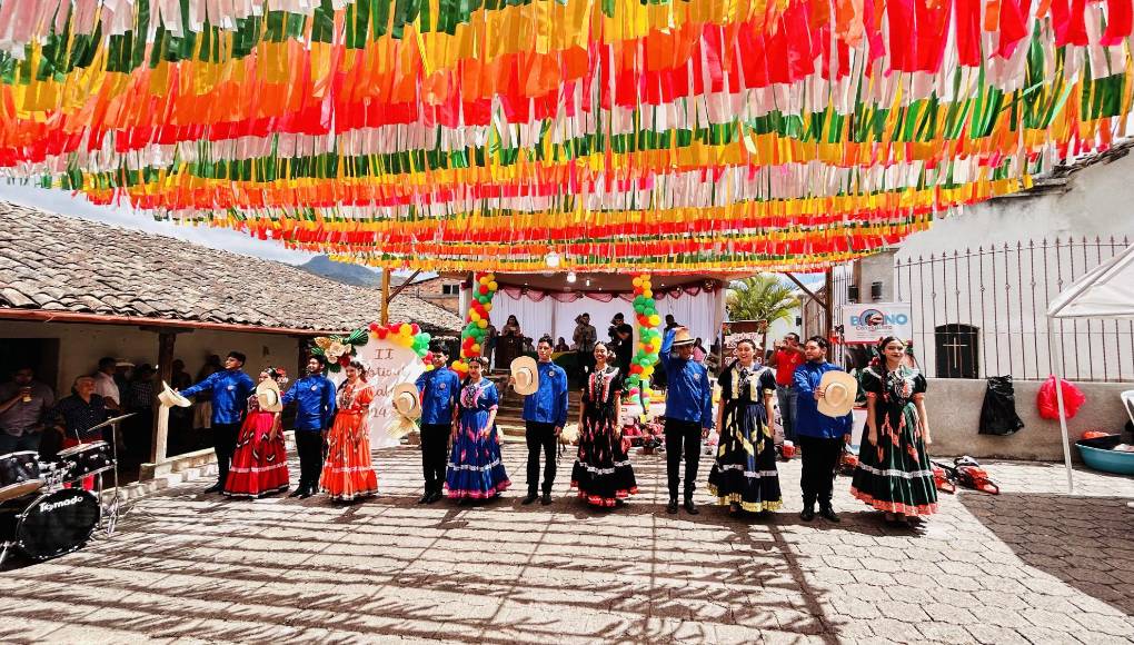 Con un festejo que resalta costumbres y tradiciones celebra su feria patronal, en honor a San Roque, la comunidad del municipio de Santa Fe, Ocotepeque, en el occidente de Honduras.