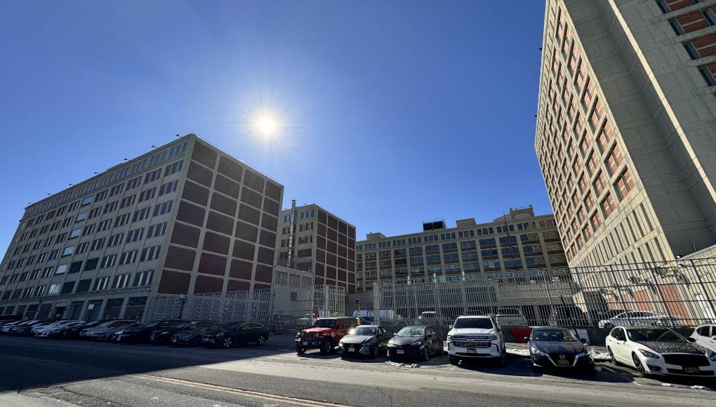 Esta cárcel federal se destaca como una de las más grandes del país, albergando tanto a hombres como mujeres bajo todos los niveles de seguridad. La población carcelaria de esta institución suele comprender a individuos involucrados en actividades delictivas como mafiosos, traficantes de drogas y terroristas. Entre los “ilustres” internos que han pasado por aquí se encuentran reconocidos criminales, tales como Joaquín “El Chapo” Guzmán, John Gotti, Bernie Madoff, así como algunos de los terroristas más peligrosos del mundo, como Ramzi Ahmed Yousef, responsable intelectual del bombardeo de 1993 al World Trade Center de Nueva York, y Bernard Madoff, expresidente de una firma de inversión implicada en una estafa de 20 mil millones de dólares mediante un esquema Ponzi.