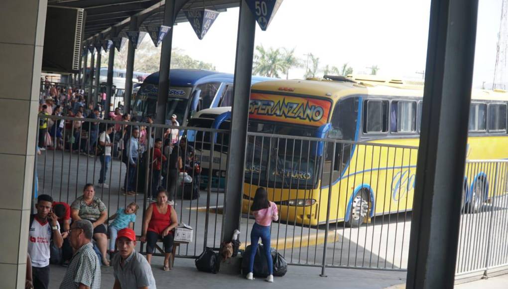 Esperan que un millón de viajeros circulen esta Semana Santa hasta el 1 de abril por la terminal de buses.