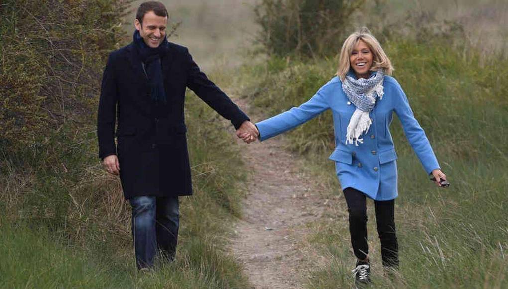 Macron denuncia las “noticias falsas” sobre su esposa, acusada de ser trans