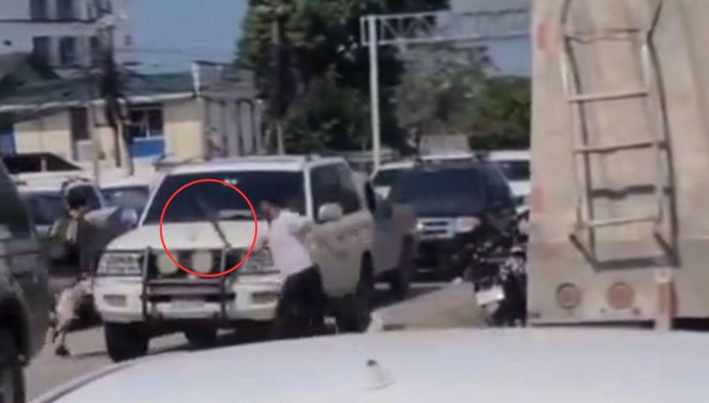 En redes sociales se viralizó a finales de la semana pasada el clip de apenas 45 segundos que muestra el momento exacto en que un hombre, con machete en mano, persigue a otro. En el video se observa como el motociclista intenta defenderse con su casco del ataque del sujeto.
