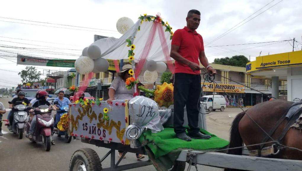 La calle principal de la ciudad de Tocoa fue testigo de esta inusual celebración dedicada al amor y el matrimonio entre hombre y mujer.