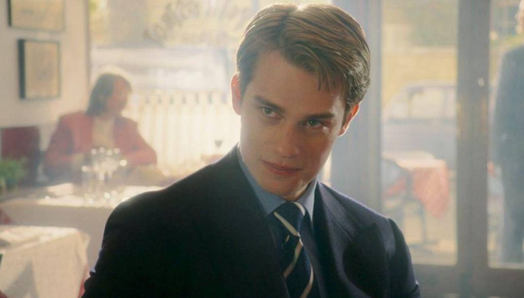 Nicholas Galitzine es una verdadera fusión de culturas y tradiciones. Aunque nació y creció en la vibrante ciudad de Londres, su ascendencia es un verdadero mosaico de historia y herencia. ¿Sabías que su padre es descendiente de la noble Casa de Golitsyn, una familia rusa con un legado fascinante? La historia de su familia está marcada por la tumultuosa época del golpe bolchevique y el Terror Rojo en Rusia, lo que llevó a su clan a buscar refugio en Inglaterra. Por otro lado, su madre es de origen greco-estadounidense, añadiendo aún más riqueza cultural a su linaje.