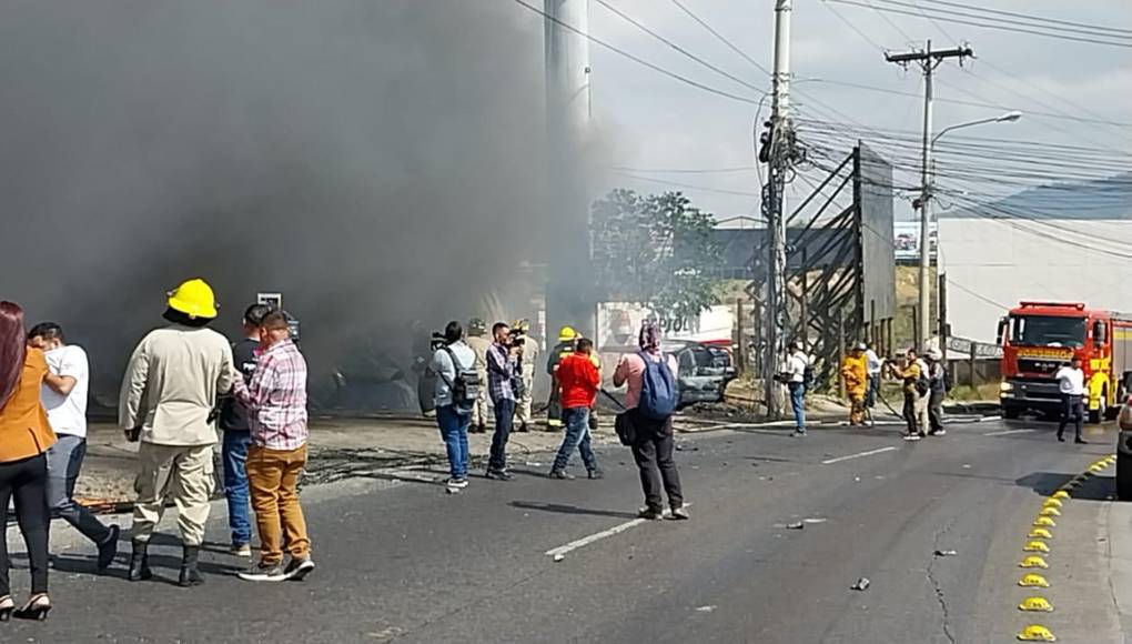 El siniestro comenzó alrededor de las 9 de la mañana, obligando al cierre temporal de la vía debido al riesgo que representaba para los vehículos que transitaban por la zona.