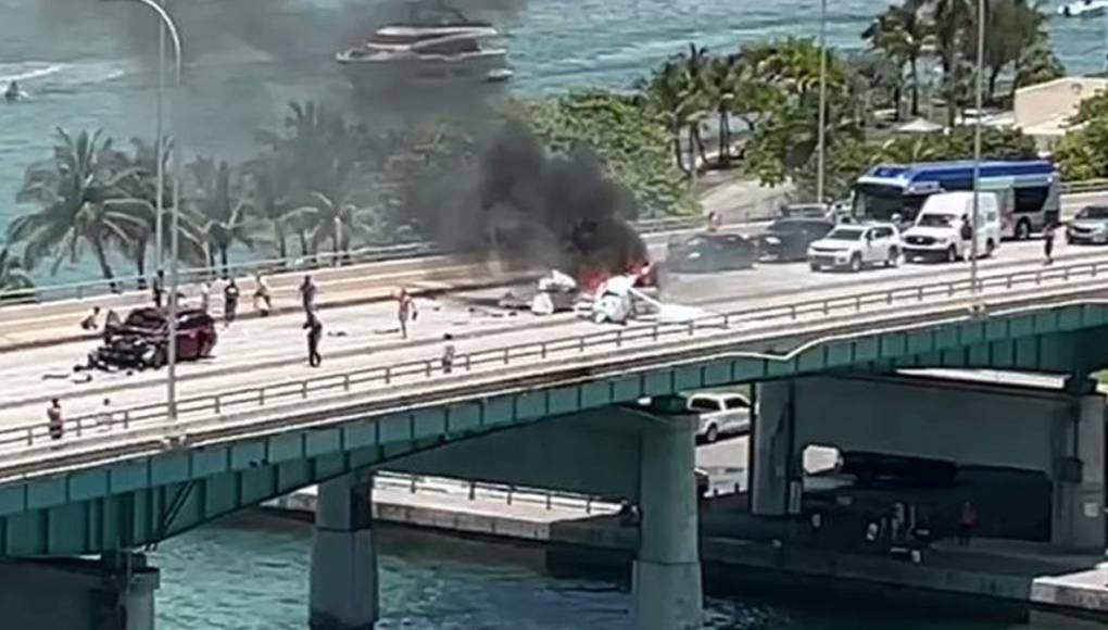 VIDEO: Avioneta se estrella en un puente de Miami-Beach e impacta contra automóvil