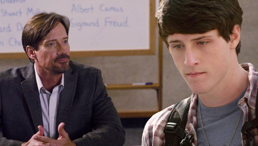 <b>“DIOS NO ESTÁ MUERTO”</b>Josh Wheaton (Shane Harper), un estudiante cristiano, se inscribe a una clase de filosofía impartida por el profesor Jeffrey Radisson (Kevin Sorbo), un ateo que exige que si sus estudiantes desean obtener una calificación aprobatoria, firmen una declaración de que Dios está muerto. Josh es el único estudiante en la clase que se niega a firmar, por lo que Radisson le obliga a debatir el tema con él, frente a toda la clase, que tomará la decisión de quién gana el debate.
