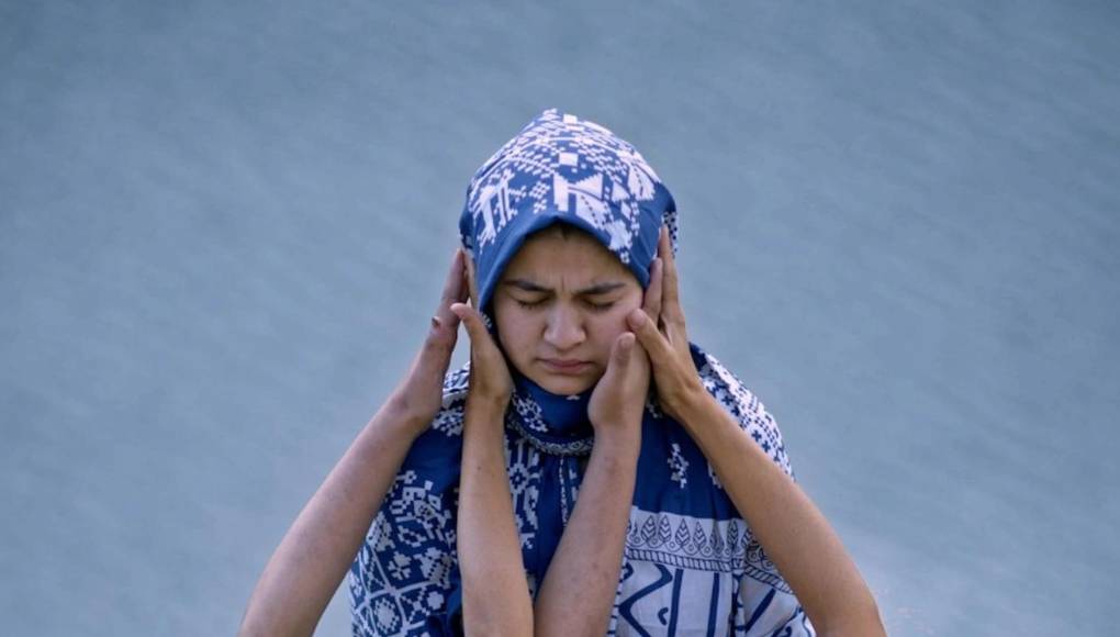 Gómez, junto con la otra directora del largometraje, Paula Iglesias, viajaron a Baltistán, una región en el extremo norte de Pakistán incrustada entre Afganistán, China e India, para contar la lucha de Aniqa Bano, una mujer que da a luz una niña sorda, Narjis, en una sociedad en donde las personas con discapacidades son abandonadas a su suerte.