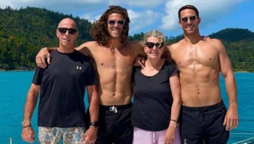 La fiscalía informó el jueves que en Bocana de Santo Tomás había sido encontrado un vehículo tipo pickup color blanco, en el que presuntamente se desplazaban los desaparecidos