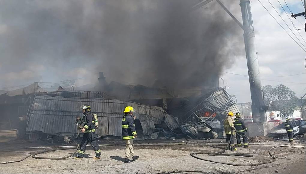 Una distribuidora de llantas, una licorería y una tienda de ropa son los tres negocios afectados por el voraz siniestro. 