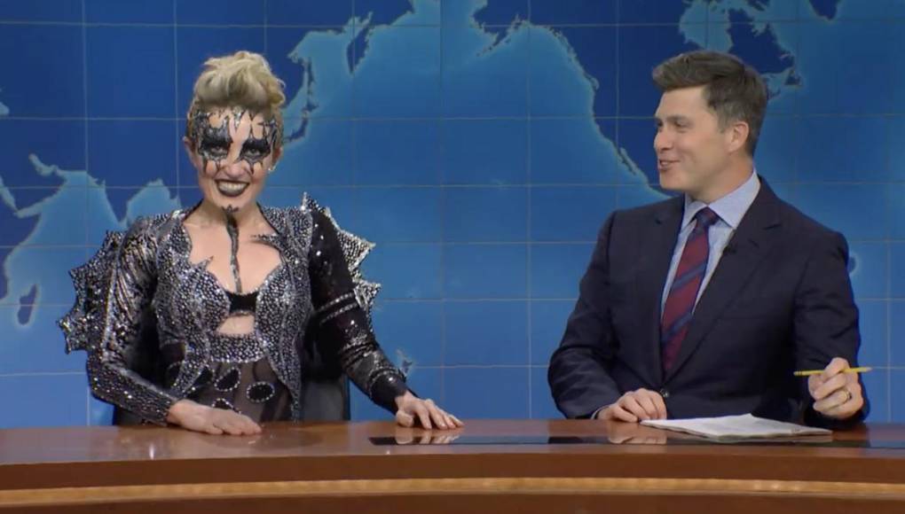 Tan impactante ha sido el cambio de imagen de Jojo Siwa, que fue parodiada en el célebre programa de comedia norteamericano Saturday Night Live el sábado pasado. Chloe Fineman asumió el papel de Siwa. Estaba vestida con un traje similar al que luce Siwa en el video de su nuevo sencillo Karma, un mono negro brillante y un aterrador maquillaje tipo KISS. En personaje, habló sobre su nuevo look de “chica mala” con Colin Jost de SNL .