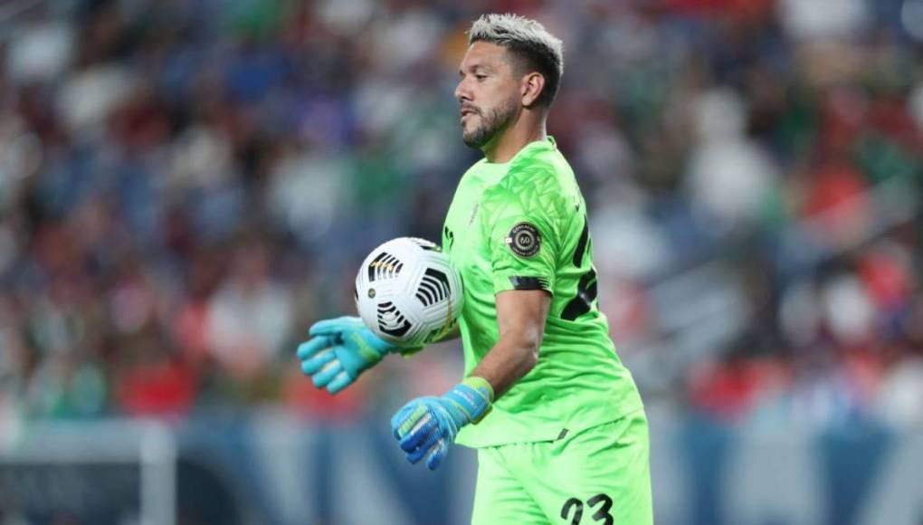 Su primera convocatoria a la Selección de Costa Rica fue en mayo de 2011 gracias a Ricardo Lavolpe para la Copa Oro. En toda la competencia fue el tercer portero y no vio acción.