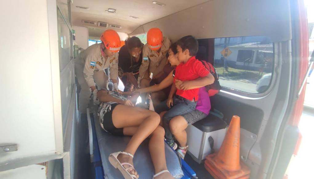 Los datos preliminares indica que una de las víctimas es de 15 años de edad y presenta herida abierta en frente y en su mano izquierda.