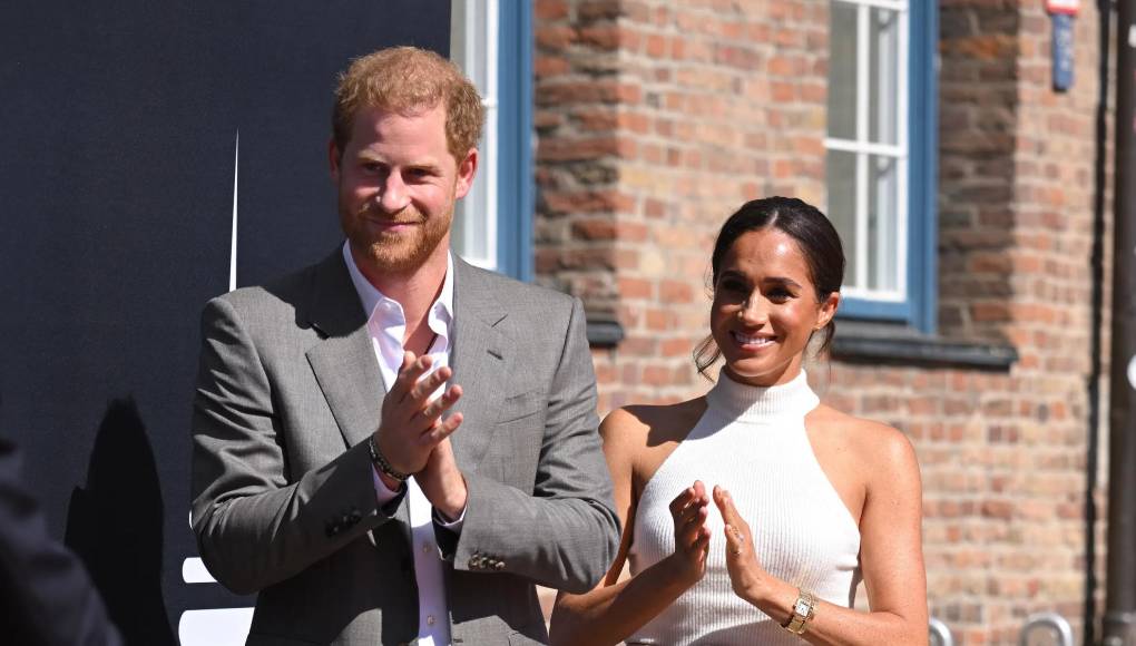 En 2016 inició una relación con la entonces actriz estadounidense Meghan Markle (nacida Rachel Meghan Markle), gracias a una amiga que ambos tienen en común, la cual organizó una cita a ciegas. En octubre de ese mismo año se reveló que el príncipe y la actriz mantenían una relación. El 8 de noviembre de 2016, el palacio de Kensington emitió un comunicado denunciando el trato recibido por Markle por parte de la prensa.En septiembre de 2017, la pareja hizo su primera aparición pública en la ceremonia de los Juegos Invictus en Toronto. Y el 27 de noviembre de 2017, mediante un comunicado público desde Clarence House, el príncipe Carlos anunció el compromiso matrimonial entre el príncipe Harry y Meghan. Con motivo de su enlace matrimonial, la reina Isabel II le otorgó los títulos de duque de Sussex, conde de Dumbarton y barón Kilkeel. Su título completo es: “Su Alteza Real el príncipe Enrique Carlos Alberto David, duque de Sussex, conde de Dumbarton, barón Kilkeel, comendador de la Real Orden Victoriana”.