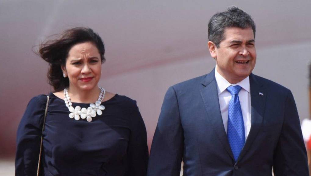 Stabile: Nos dividimos el trabajo. Juez: ¿Cuándo localizó esto? Stabile: Me llamaron la atención anoche y luego esta mañana. Juez ¿Cómo? Stabile: Un correo electrónico. Juez: ¿Por quién? Stabile: Por la esposa del acusado.