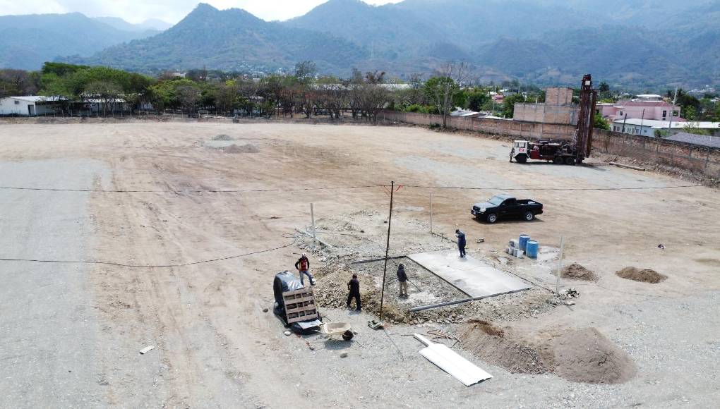 <b>“El hospital de Santa Bárbara será regional y el de Ocotepeque y Salamá, hospitales básicos”, dijo entonces Mathew, quien esperaba culminar los tres centros a finales de 2024 o inicios de 2025, sin embargo, en Ocotepeque apenas han comenzado los trabajos de construcción.</b>