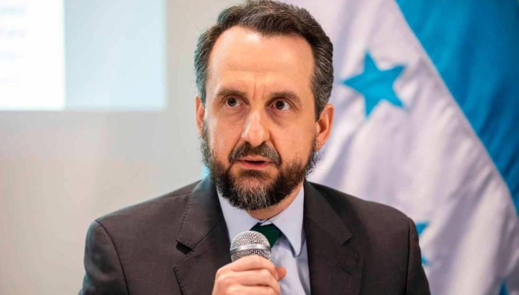 El ministro de despacho Presidencial gana L 92,000.