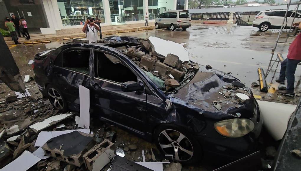 Los daños en la plaza comercial se están evaluando, mientras que los equipos de emergencia y autoridades locales trabajan en la limpieza y evaluación de la zona afectada.