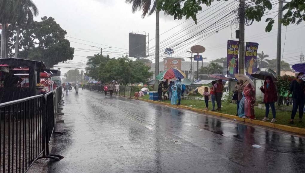 Bajo la lluvia realizan desfile de carrozas en San Pedro Sula