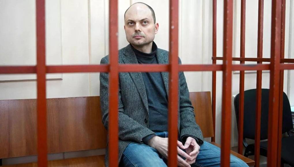 Vladimir Kara Murza, de 42 años, un veterano opositor, afirma haber sobrevivido a dos envenenamientos. En abril de 2023 fue condenado a 25 años de cárcel en un juicio a puerta cerrada, por difundir “información falsa” sobre el ejército ruso. Está cumpliendo su condena en Siberia