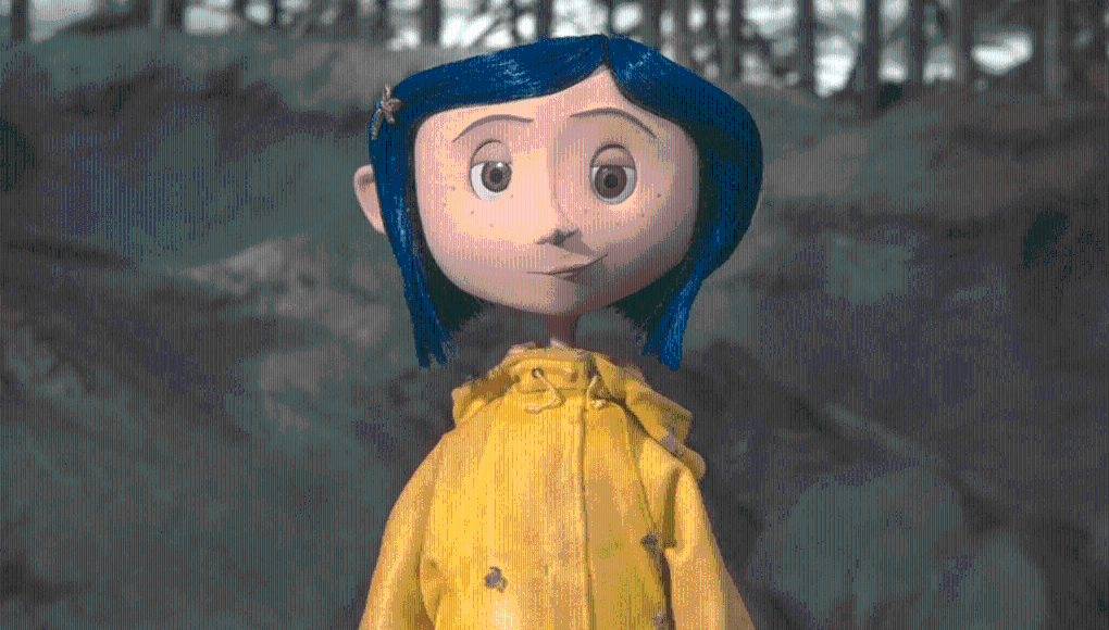 <b>“Coraline y la Puerta Secreta”</b>Prenda: Un impermeable amarillo que viste Coraline Jones.Sinopsis: Coraline vive un universo paralelo, luego de que atraviesa una puerta secreta. Sin embargo, a pesar de que pareciera que todo es maravilla, la protagonista vivirá momentos de miedo y ansiedad, los cuales harán que reluzca su valentía.Curiosidad: El títere principal de Coraline mide 24 centímetros de alto.